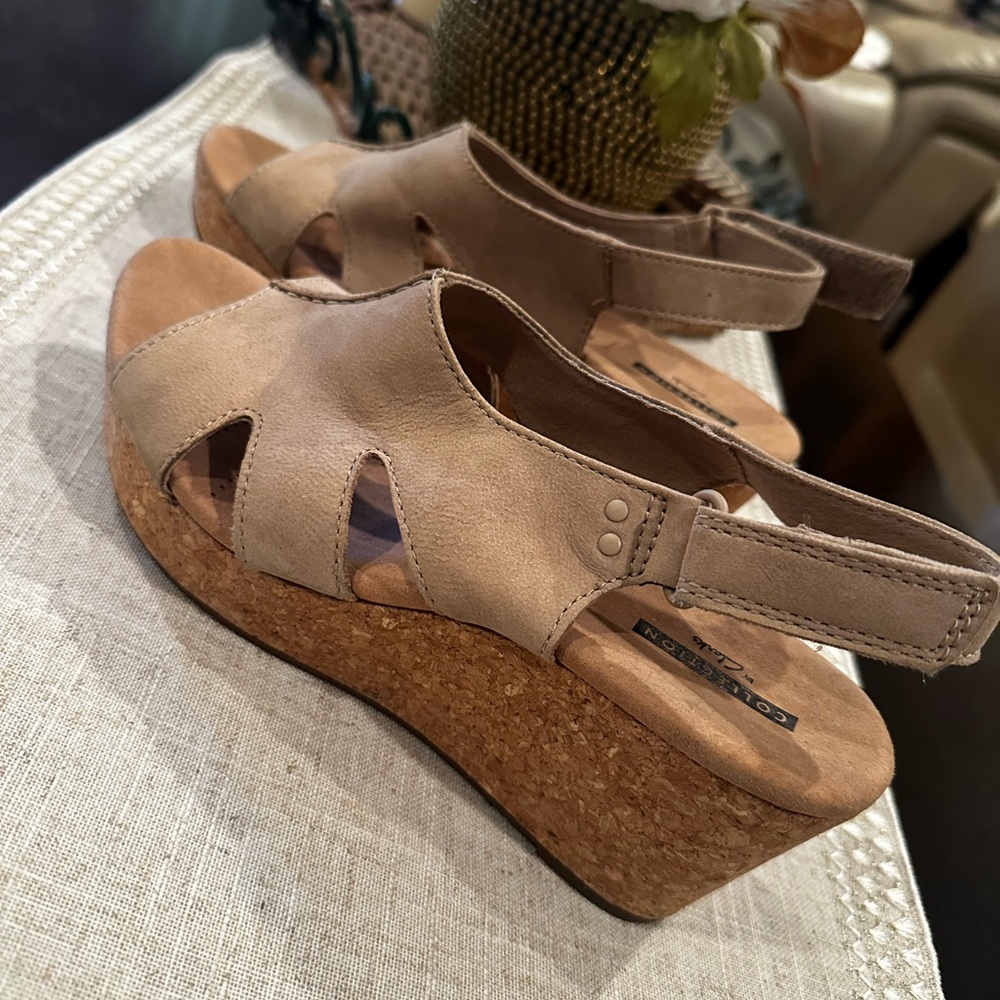 Like New! Clarks Annadel Bari Wedge Open Toe Sandals Size 8M